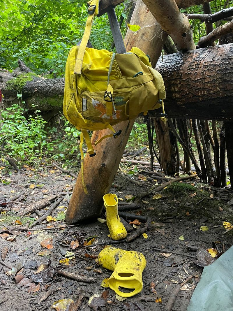 Děti v lesním klubu s vhodným vybavením