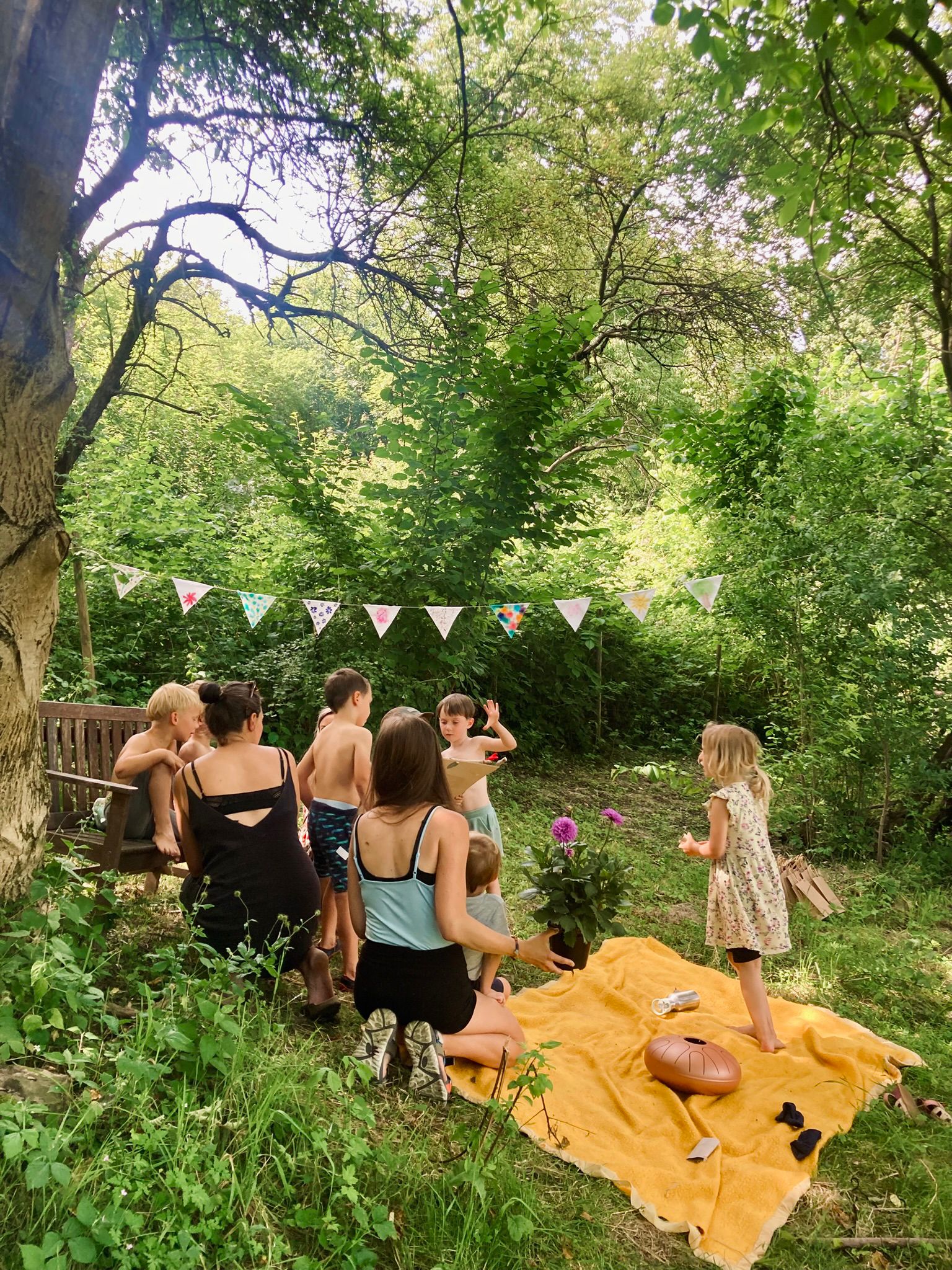 Rodinná brigáda na zahradě