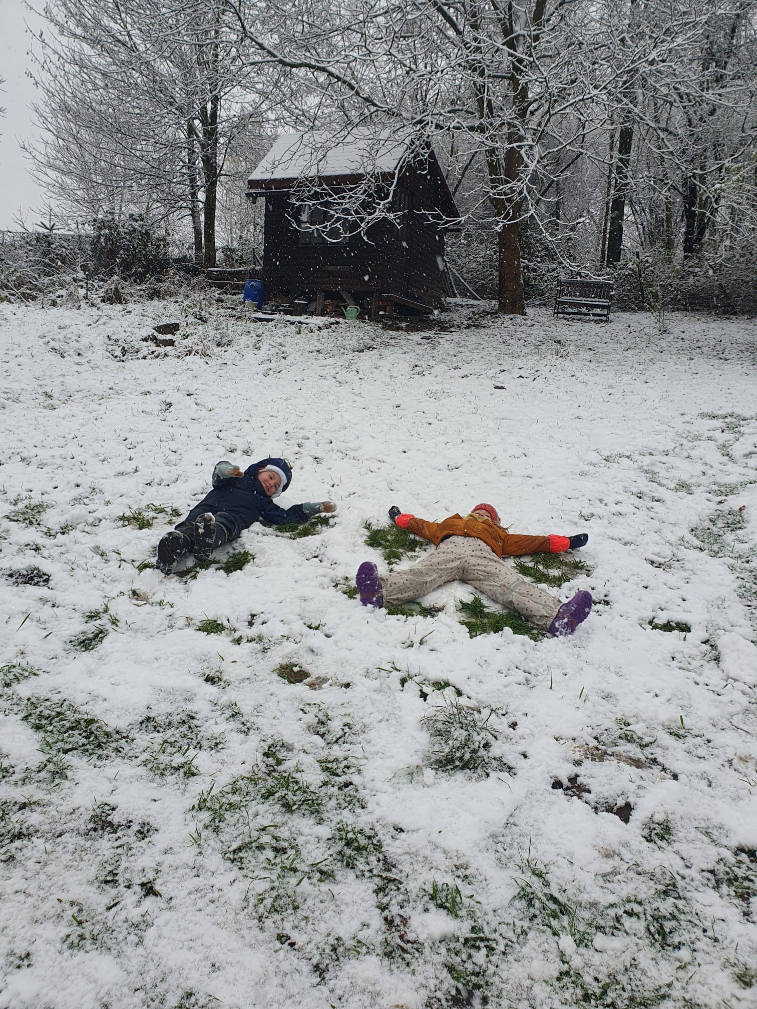 Rodinná brigáda na zahradě